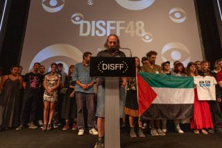 Η στιγμή στην αρχή της φετινής Τελετής Λήξης που, δίχως να το ξέρει κανείς από πριν, ανέβηκαν όλοι οι δημιουργοί επί σκηνής με τον Αντώνη Τσιοτσιόπουλο να μιλάει για τη στήριξη στην Παλαιστίνη.
